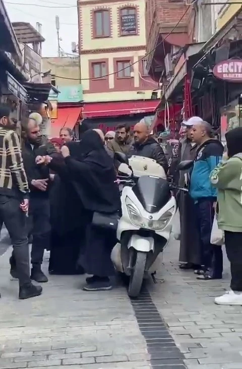 Fatih’te çarşaflı kadın böyle darbedildi, çevredekiler film izler gibi izledi
