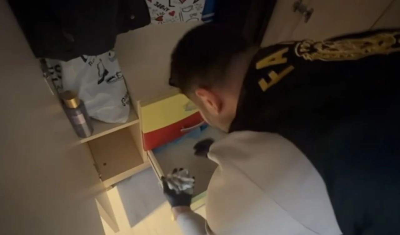 Fatih&rsquo;te g&uuml;nd&uuml;z vakti bir eve ateş a&ccedil;ıldı: Uyuşturucu ve silahla yakalanan şahıs tutuklandı
