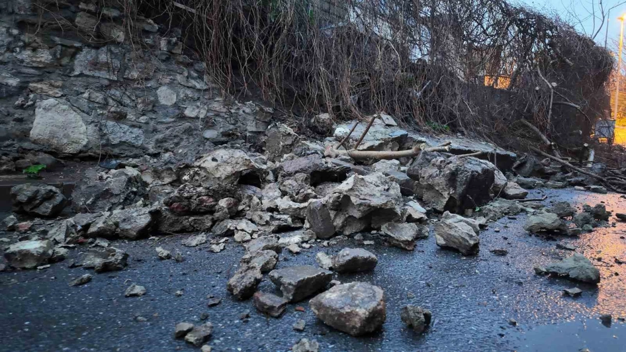 Fatih&rsquo;te istinat duvarı &ccedil;&ouml;kt&uuml;
