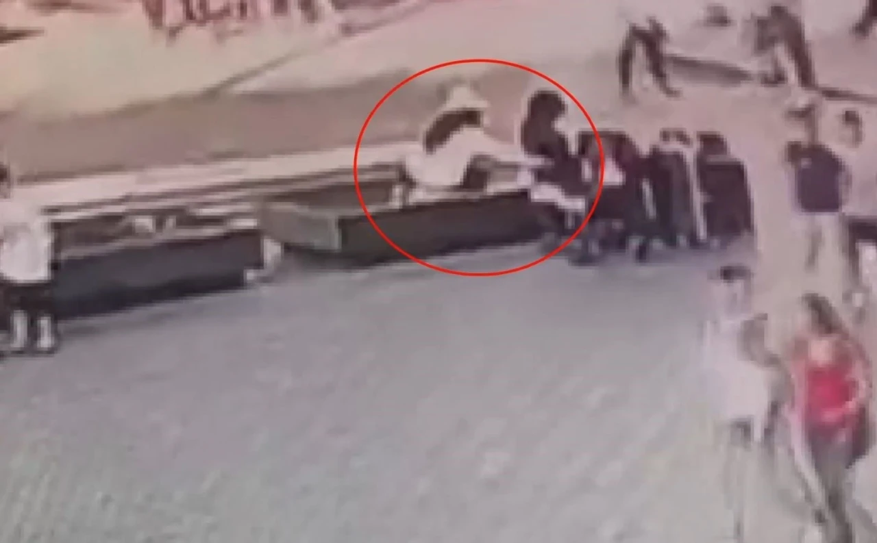 Fatih&rsquo;te kadın hırsız bankta oturan vatandaşın &ccedil;antasını b&ouml;yle &ccedil;aldı
