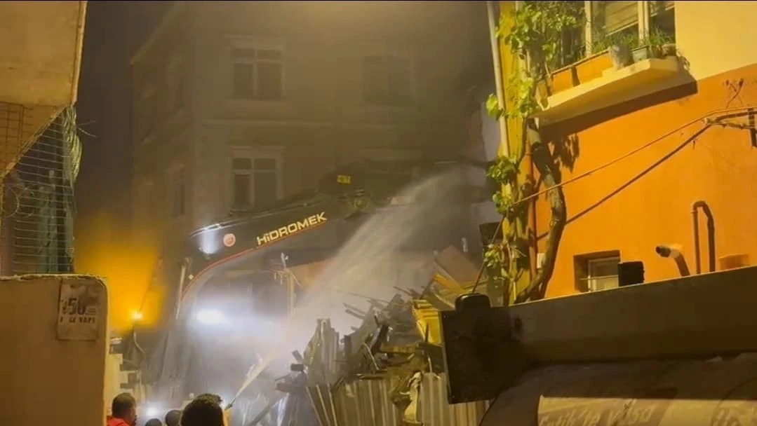 Fatih’te kısmen çöken metruk bina kontrollü olarak yıkıldı
