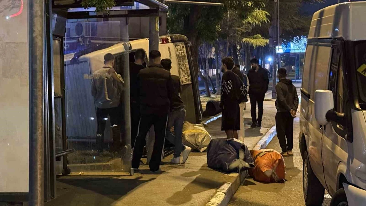 Fatih’te kontrolden çıkan ticari araç yan yattı
