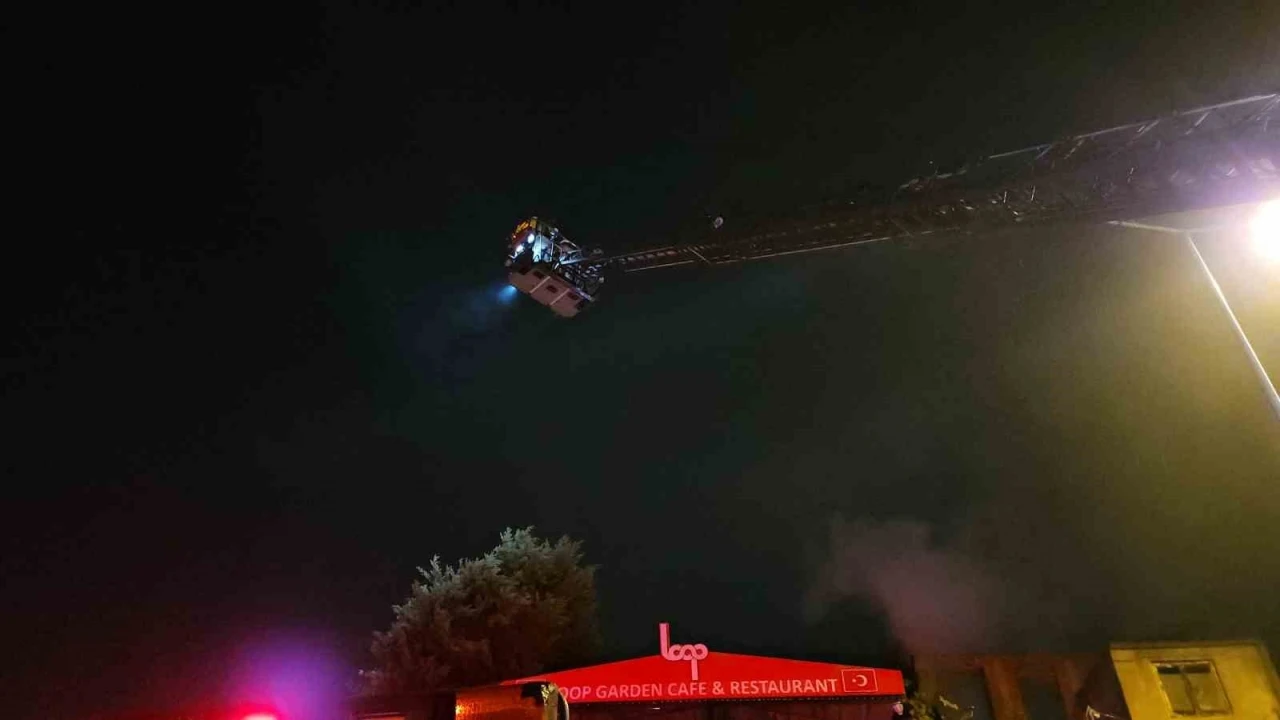 Fatih’te metruk binada çıkan yangın kafeye sıçramadan söndürüldü
