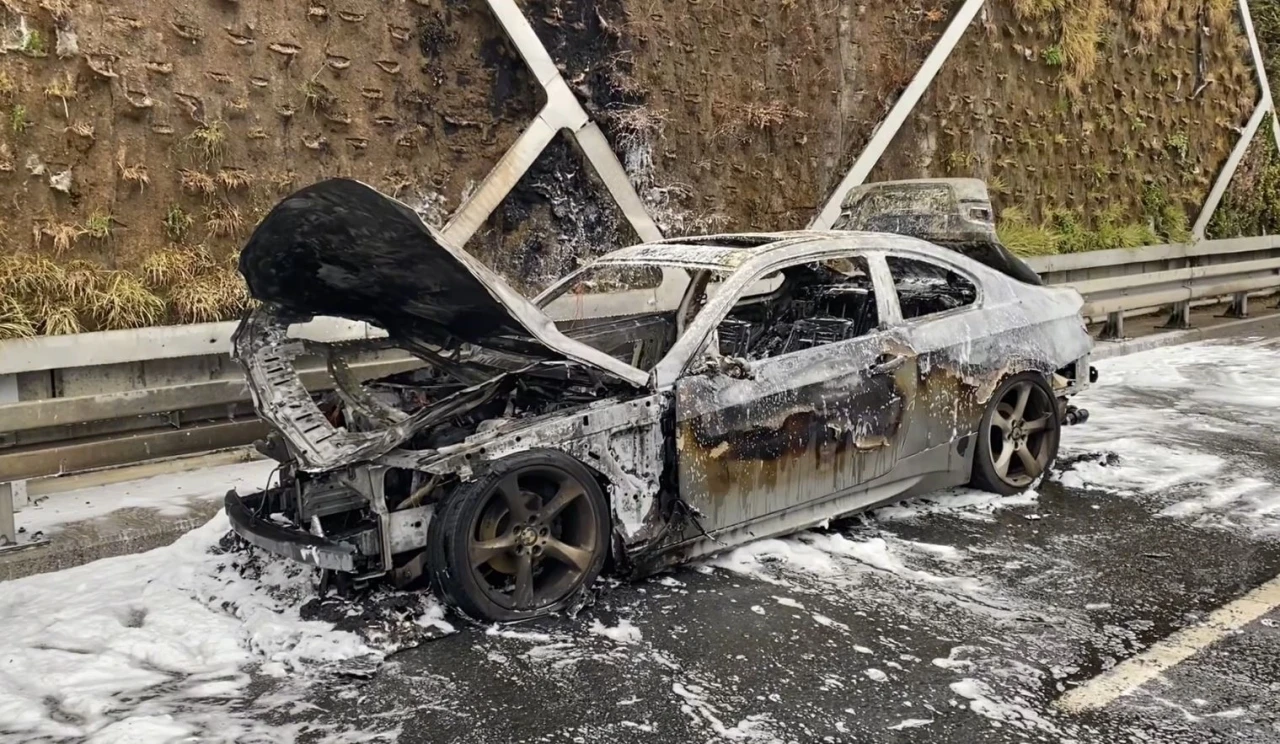 Fatih&rsquo;te otomobil yol ortasında alevlere teslim oldu
