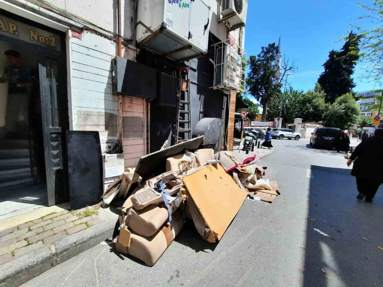 Fatih’te &quot;kontrolsüz taşınma&quot; kamerada: Eşyalarını 3. kattaki camdan böyle attı

