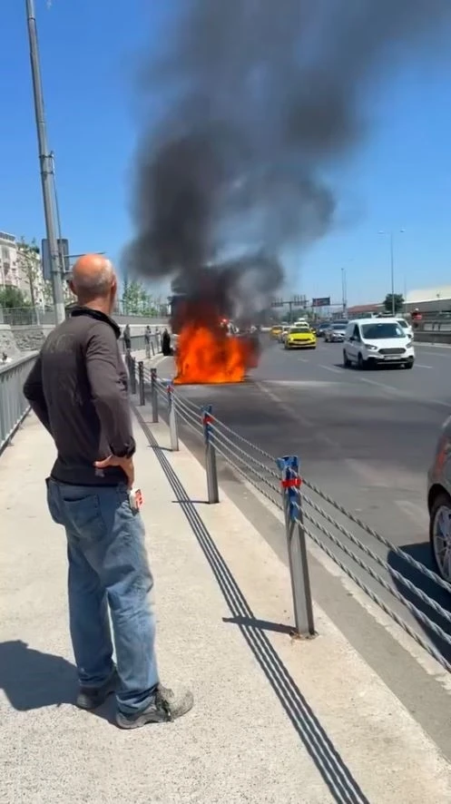 Fatih’te seyir halindeki otomobil alev topuna döndü

