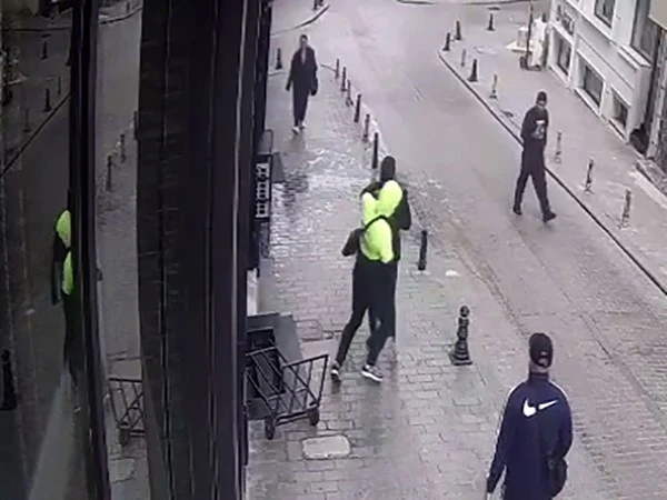 Fatih&rsquo;te sokak ortasında tek yumrukla gasp kamerada
