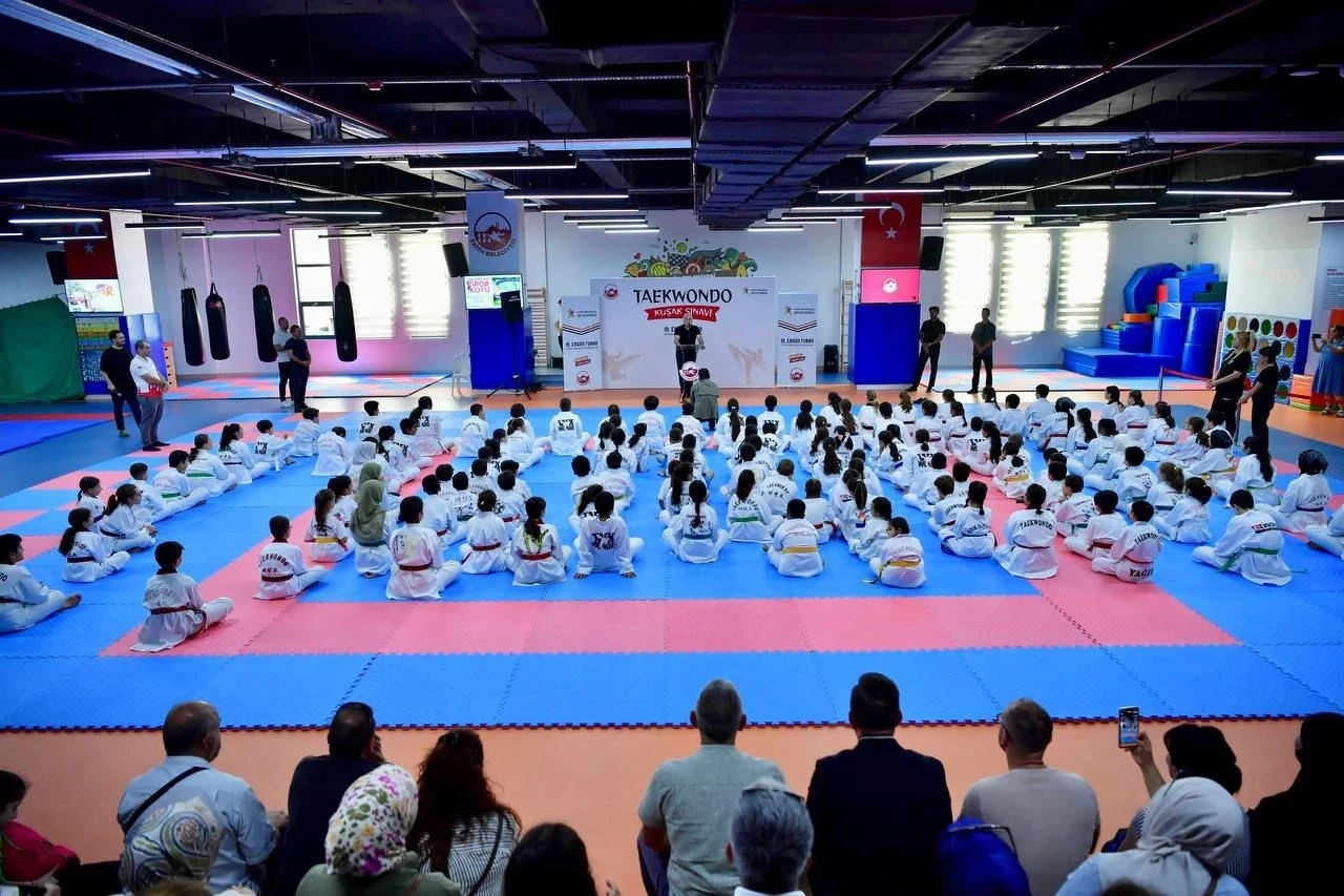 Fatih’te tekvando gösterisi: 150 lisanslı sporcu yeteneklerini sergiledi
