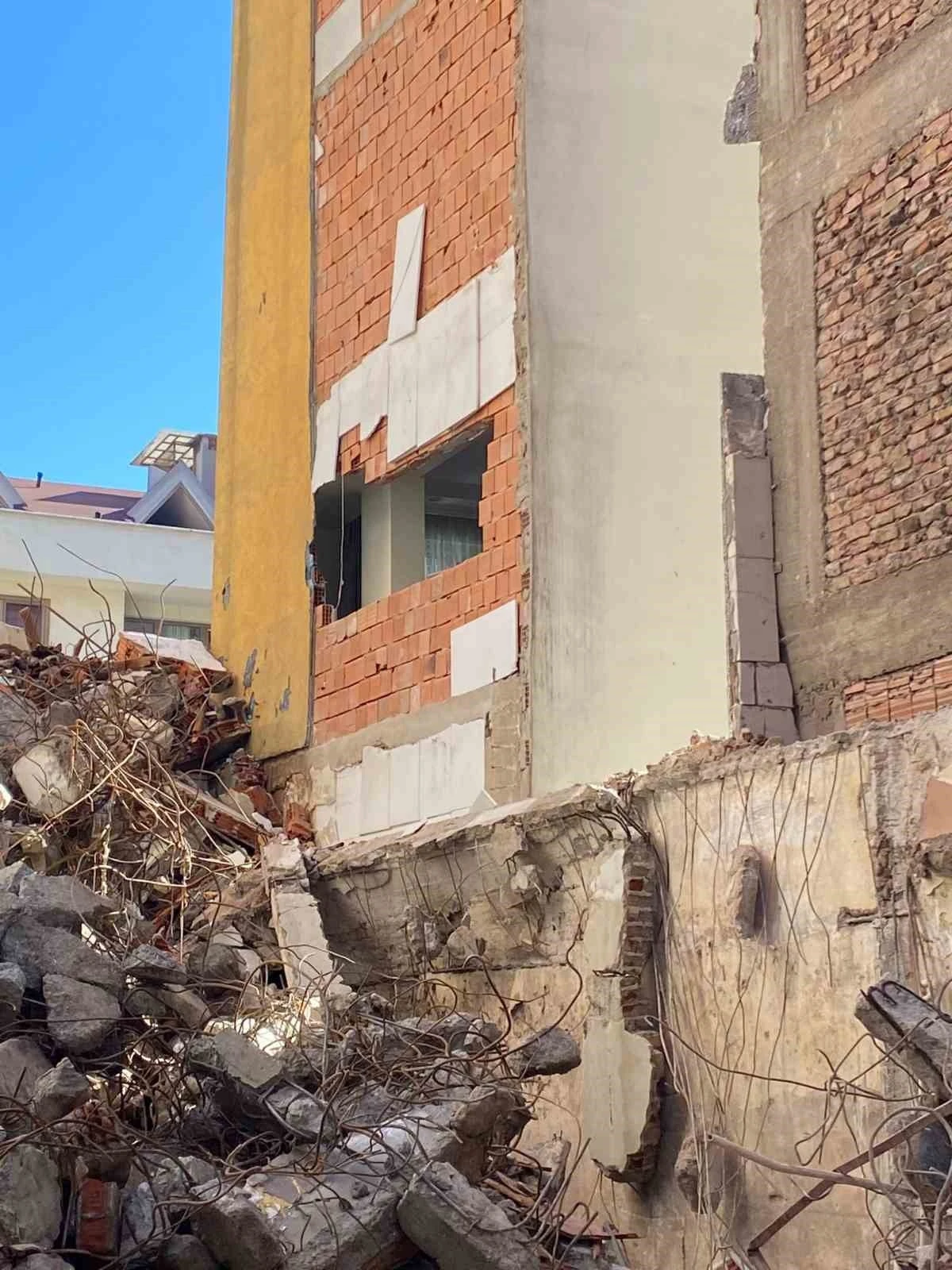 Fatih’te yıkım yapılan binadan kopan moloz parçası, dairenin içerisine girdi
