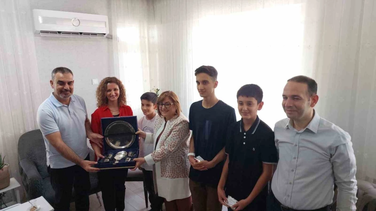 Fatma Şahin’den Türkiye birincisi ağabey-kardeşe tebrik ziyareti

