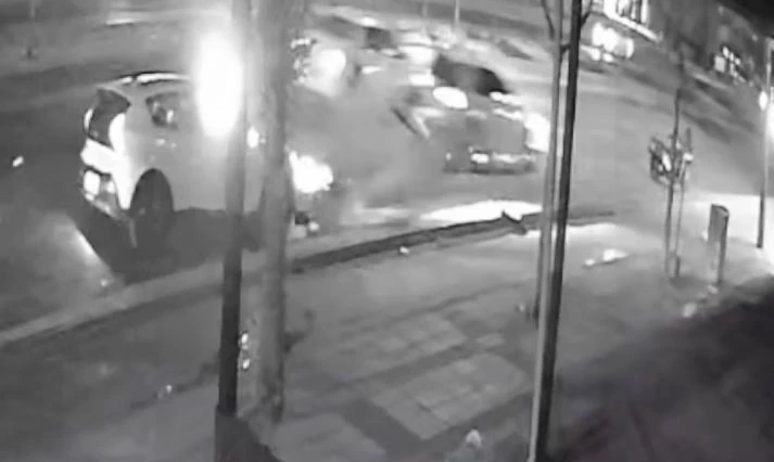 Feci kaza kamerada... Hızla gelen araç, otomobil ve motosiklete çarptı: 1’i ağır 2 yaralı
