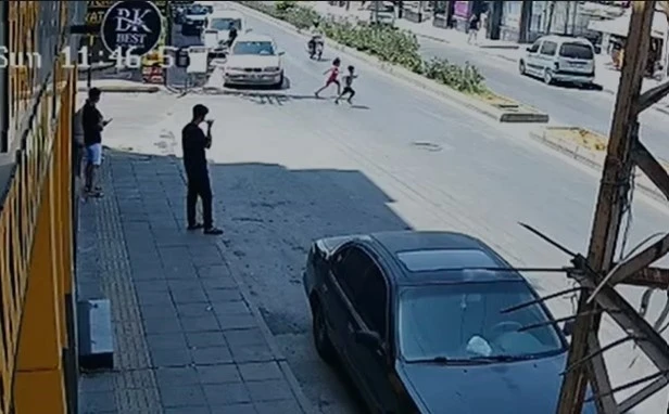 Feci kaza kamerada: Motosikletlinin çarptığı 2 çocuktan biri öldü
