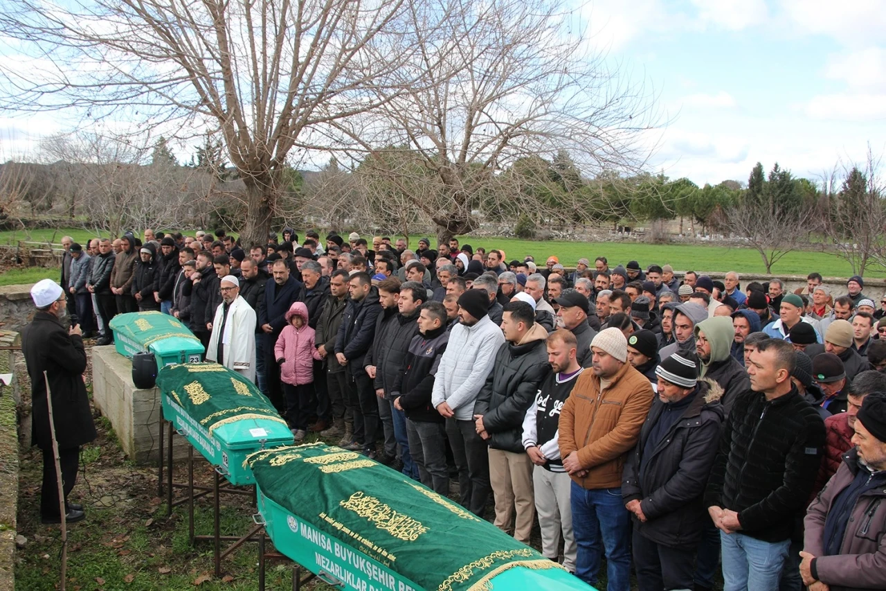 Feci kazada yaşamını yitiren baba, oğul ve torun toprağa verildi
