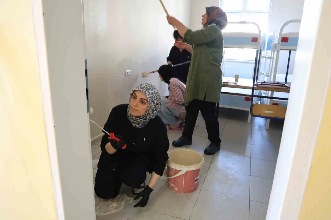 Fedakar &ouml;ğretmenler tatilde okulu yeni d&ouml;neme hazırlıyor
