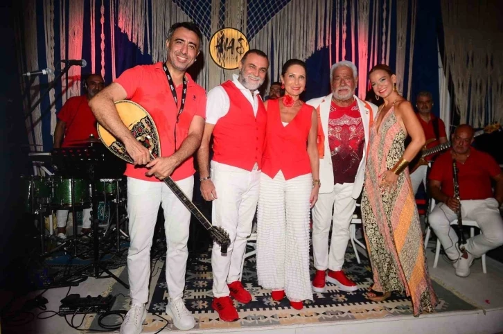 Fedon ve orkestrası sahneye kırmızı beyaz renklerle çıktı
