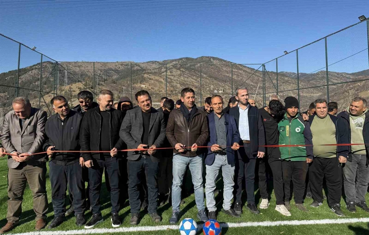 Fekeli gen&ccedil;ler sahasına kavuştu
