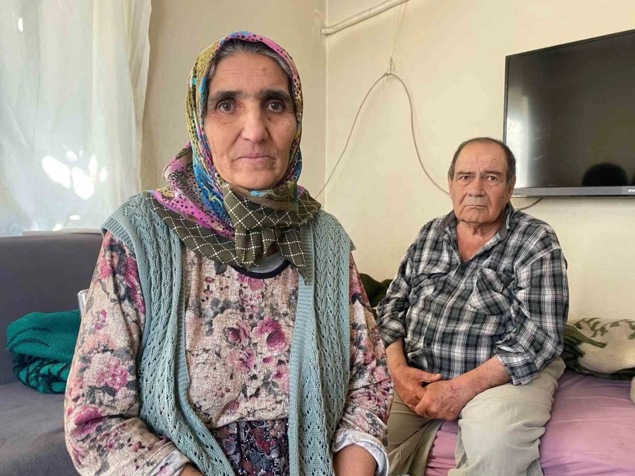 Felçli kocasını tıraş ederken görüntülenen kadın: "Sadece iyi günde değil kötü günde de yanındayım"