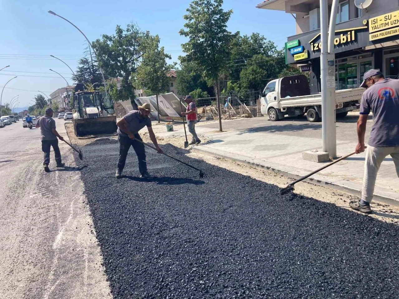 Fen işleri yama ve reglaj çalışmalarını sürdürdü

