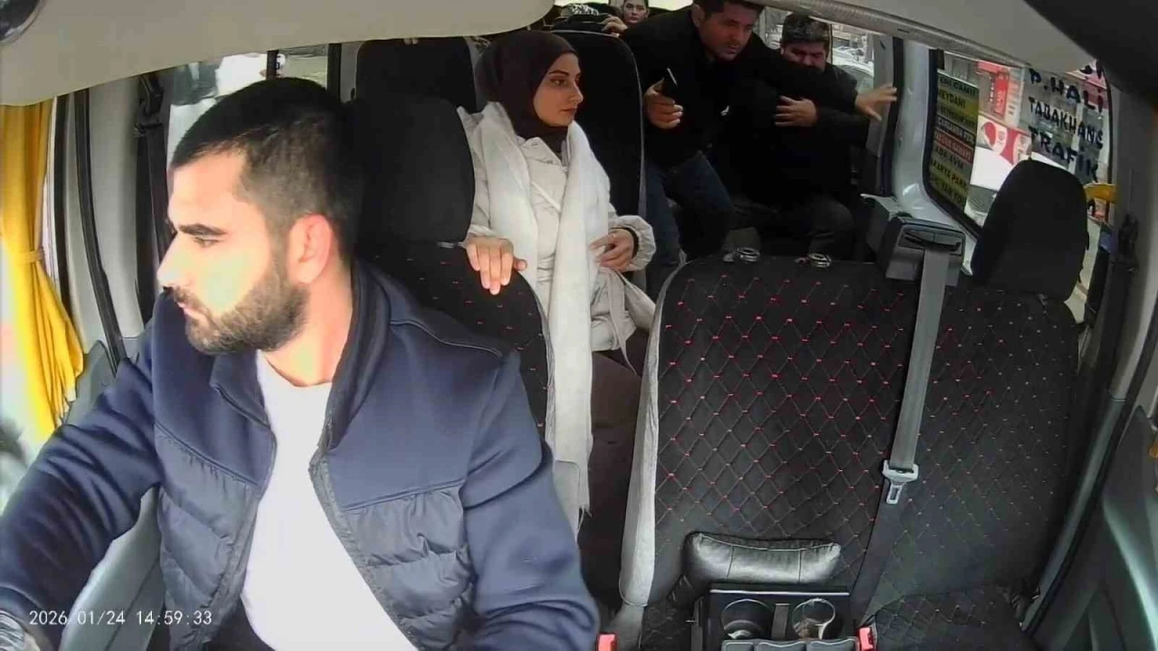 Fenalaşan yolcu i&ccedil;in direksiyonu hastaneye kırdı
