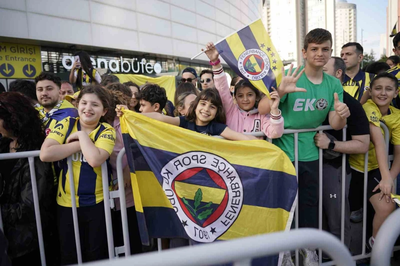 Fenerbahçe Euroleague şampiyonluğunu taraftarıyla kutladı
