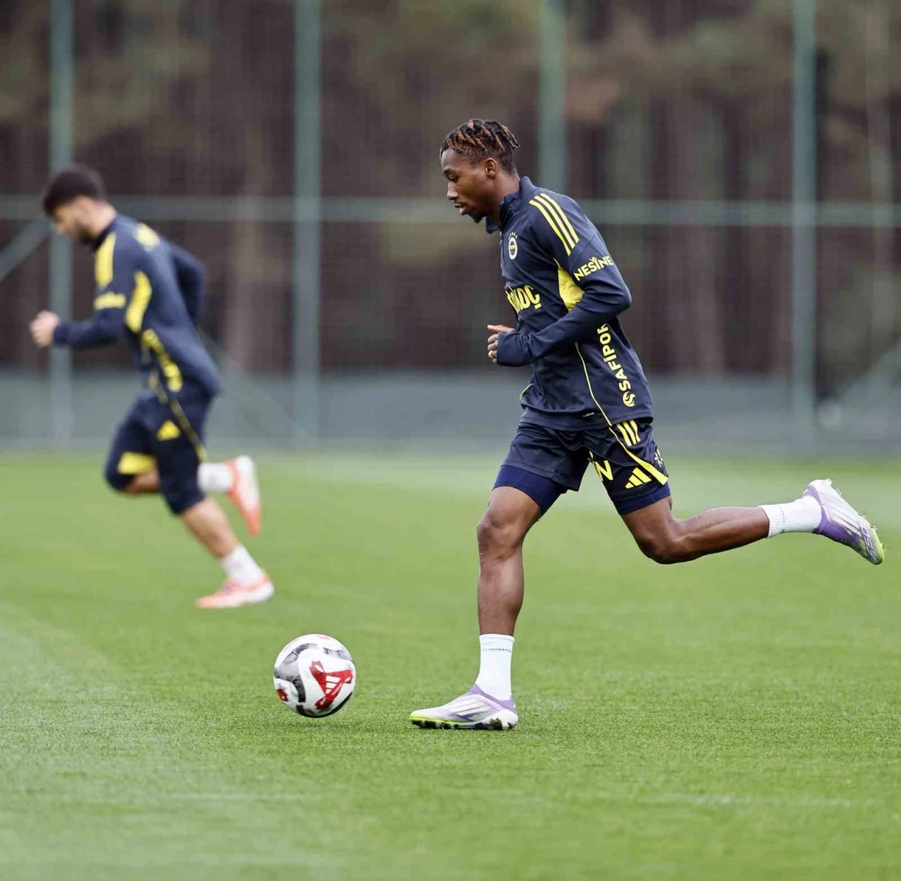 Fenerbahçe günü çift antrenmanla tamamladı
