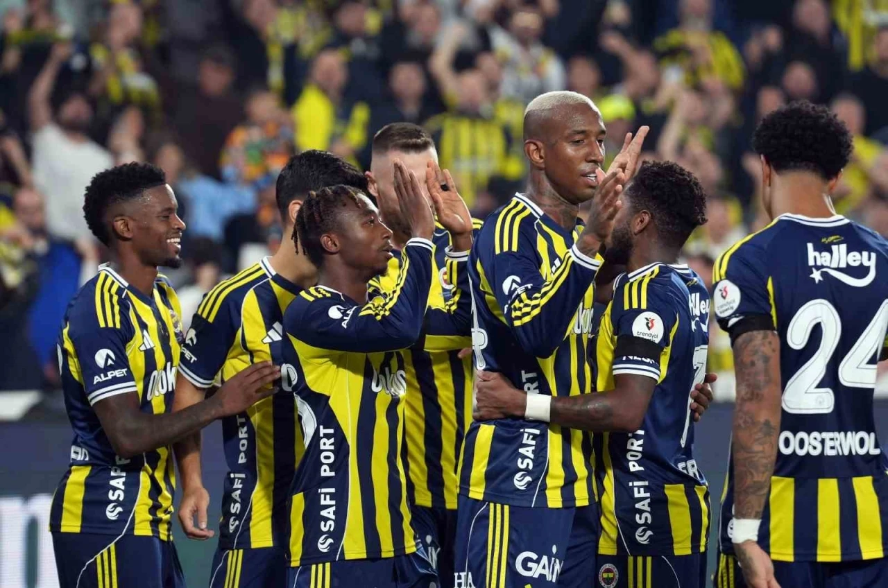 Fenerbahçe, liderle arasında puan farkını 1’e indirdi
