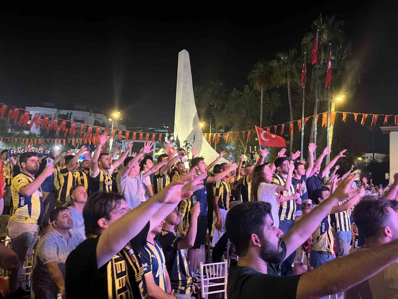 Fenerbahçe’nin şampiyonluğu meşaleler ve bayraklarla kutlandı
