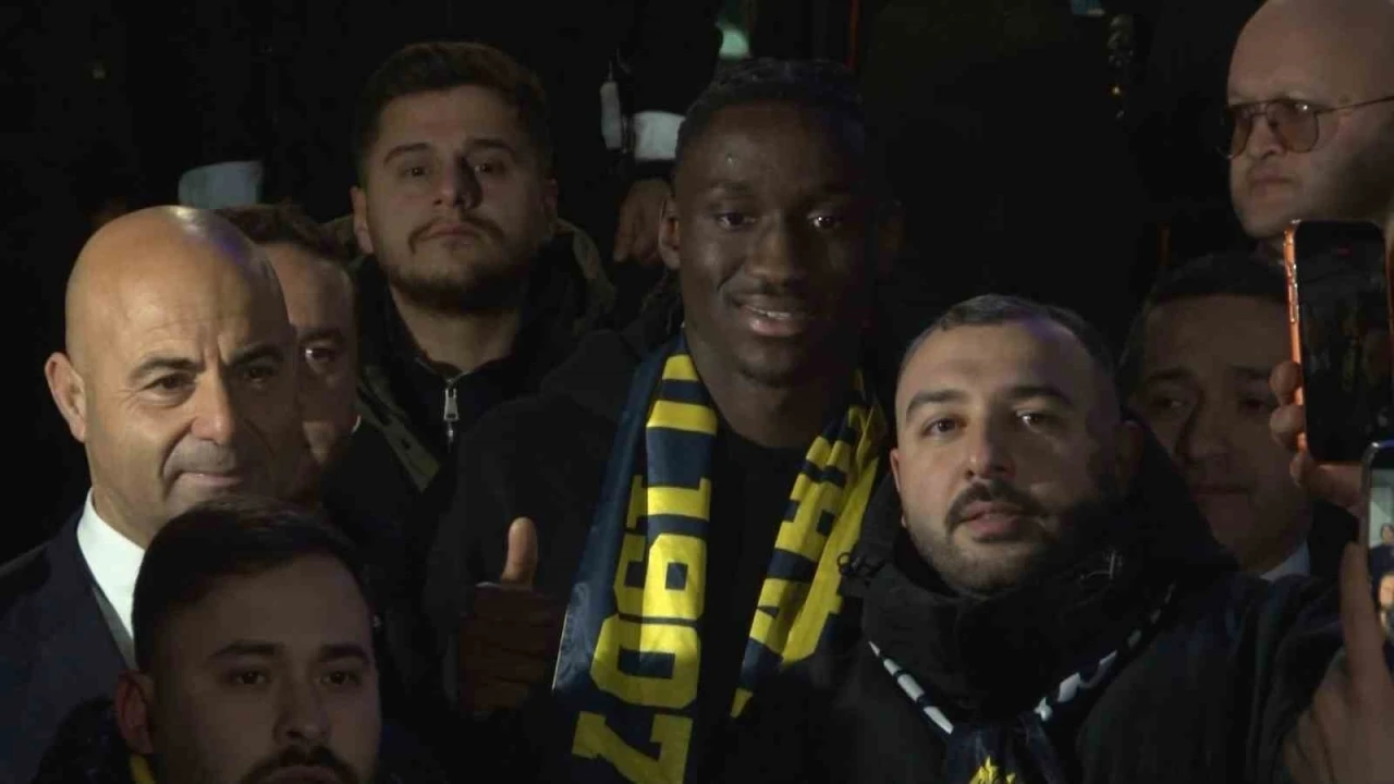 Fenerbah&ccedil;e&rsquo;nin yeni transferi Sidiki Cherif, İstanbul&rsquo;da
