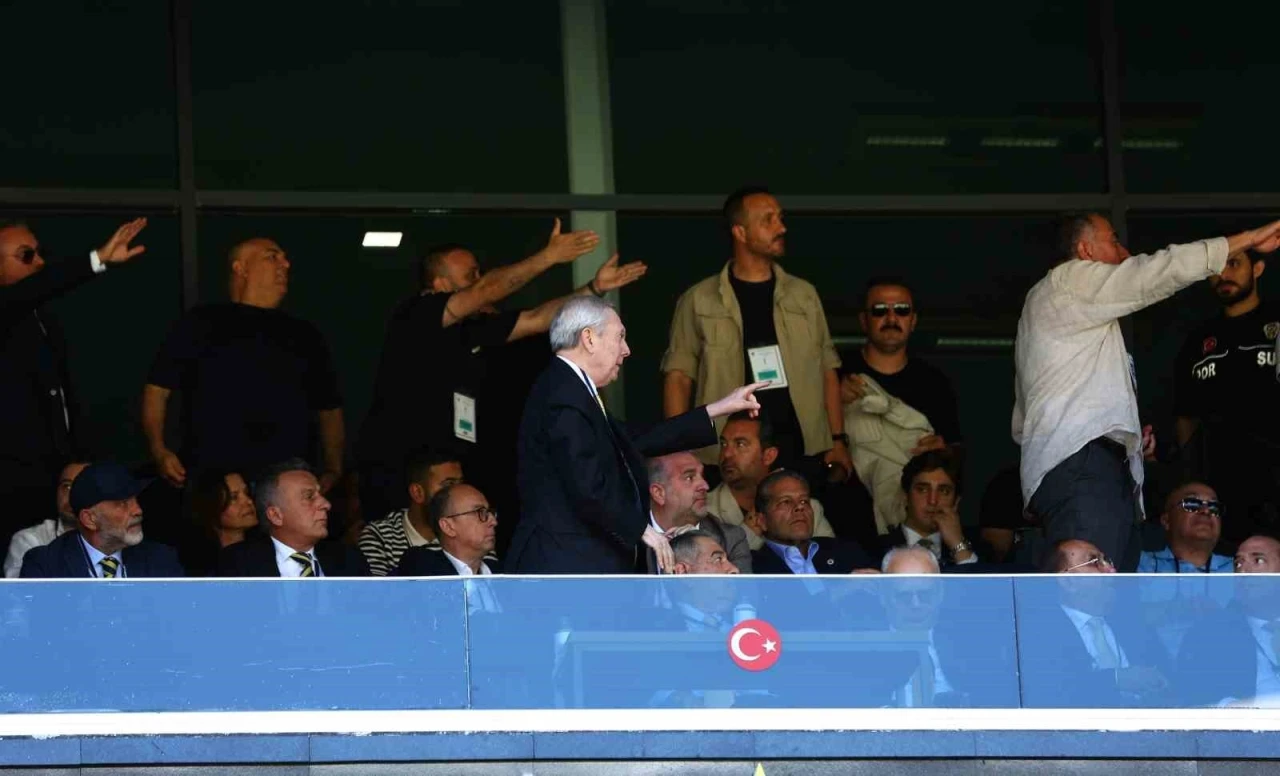 Fenerbah&ccedil;e olağan&uuml;st&uuml; se&ccedil;imli genel kurulunda arbede &ccedil;ıktı
