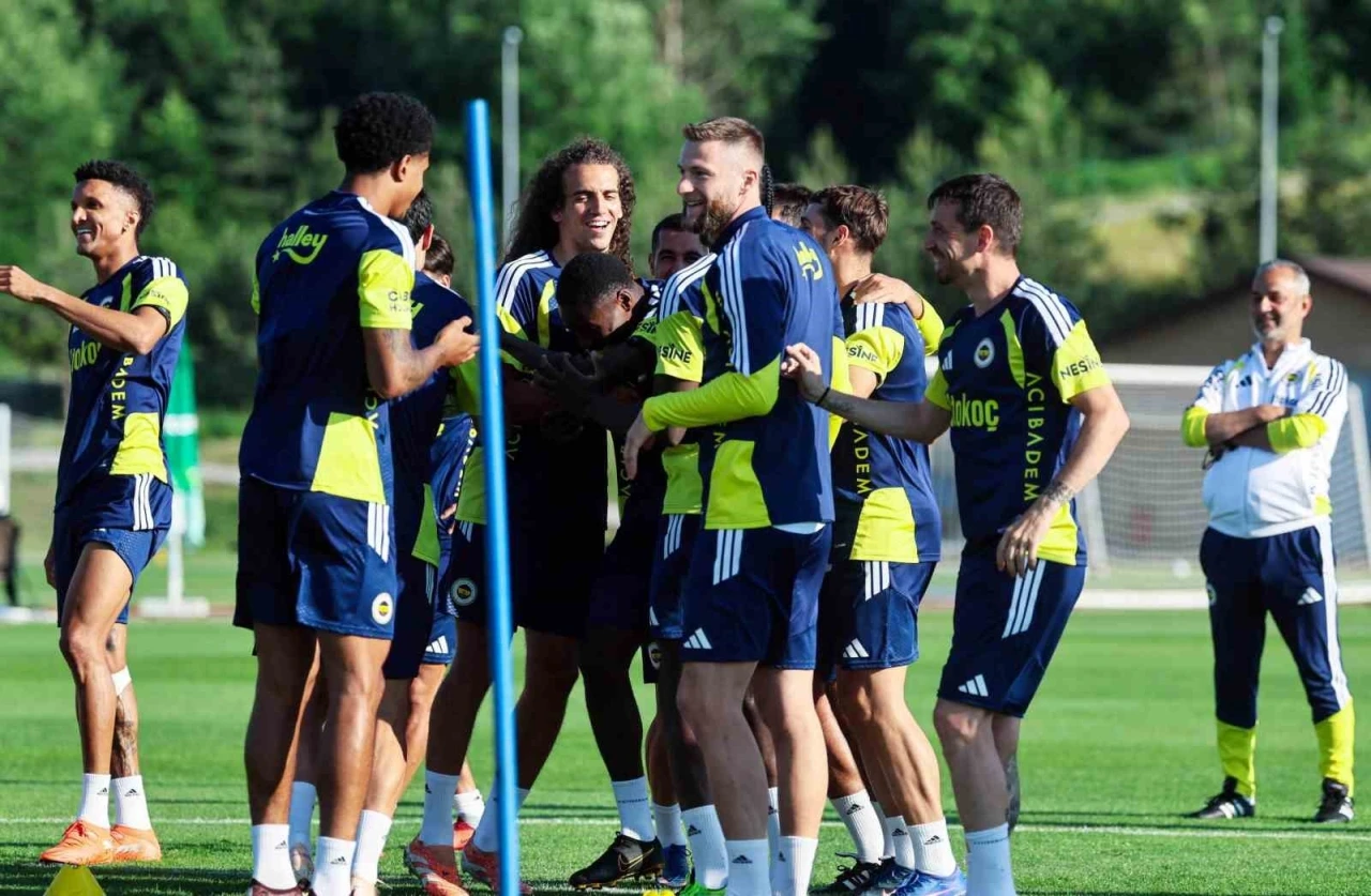 Fenerbah&ccedil;e, &ouml;nce salonda sonra sahada &ccedil;alıştı

