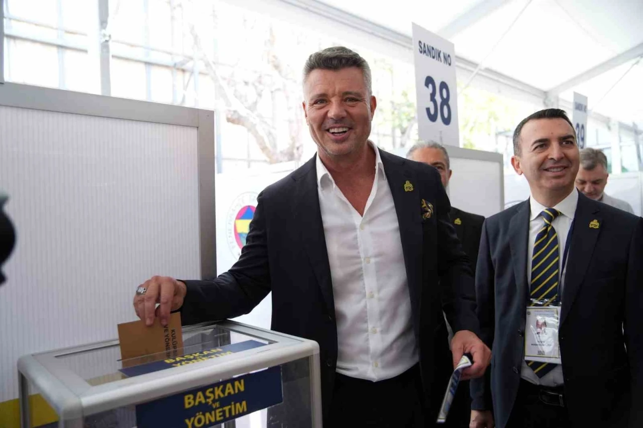 Fenerbahçe Spor Kulübü’nde gerçekleştirilen olağanüstü seçimli genel kurulunda yeni başkan Sadettin Saran seçildi.
