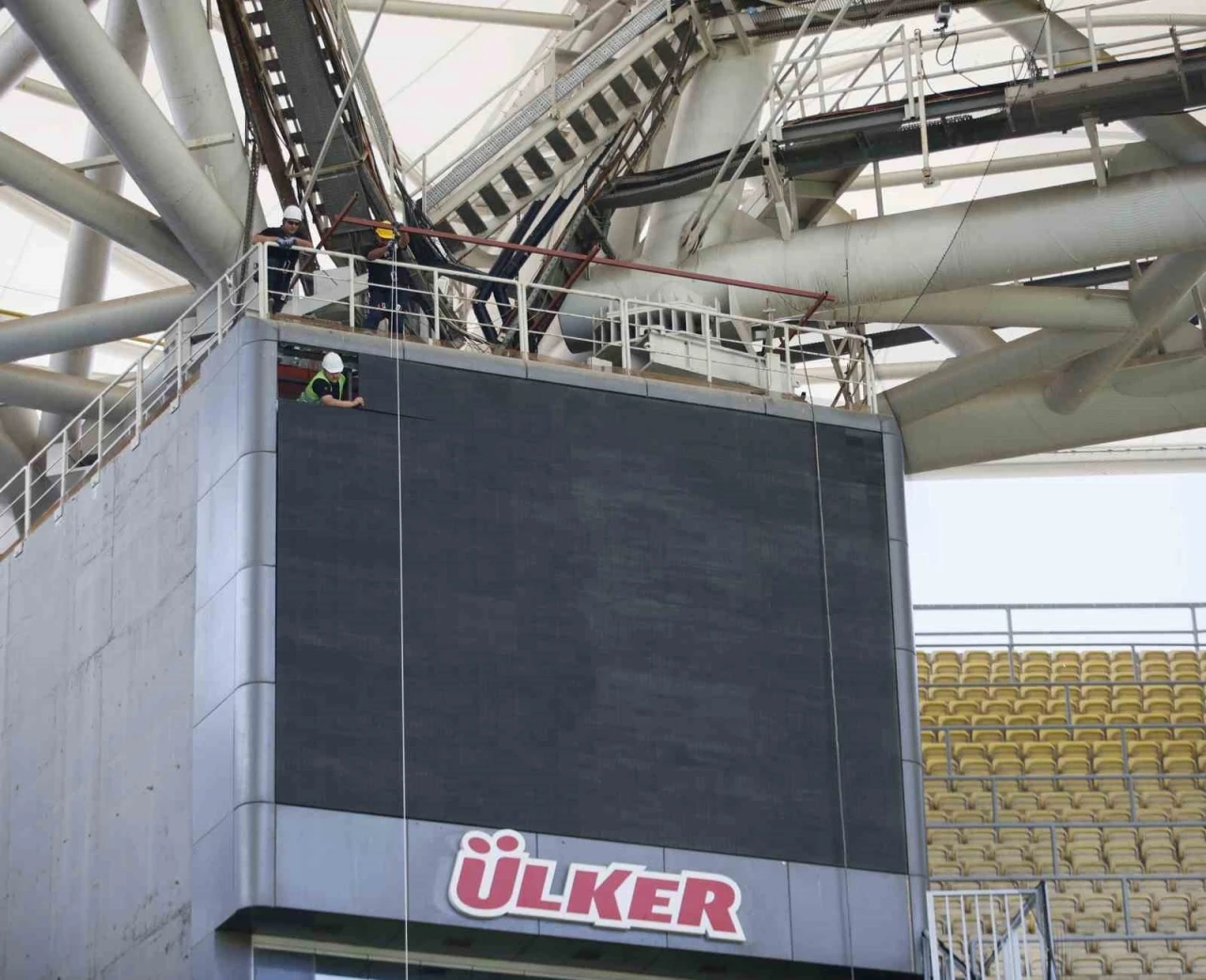Fenerbahçe stadındaki scoreboardlar yenileniyor
