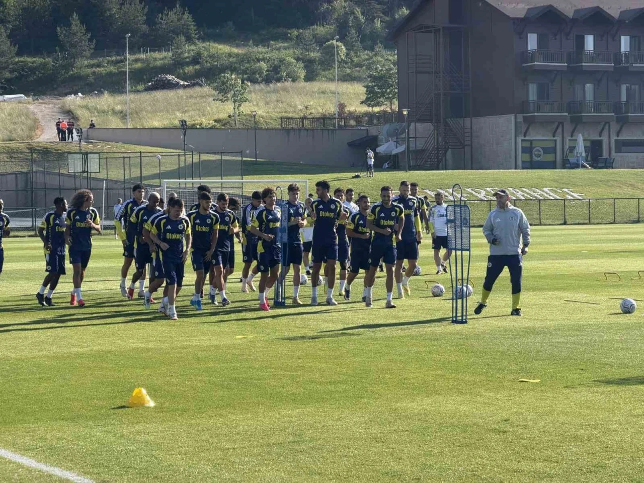 Fenerbah&ccedil;e, Topuk Yaylası&rsquo;nda &ccedil;alışmalarını s&uuml;rd&uuml;r&uuml;yor
