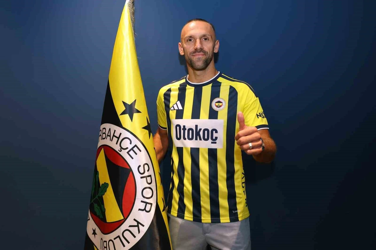Fenerbah&ccedil;e, Vedat Muriqi ile 3 yıllık s&ouml;zleşme imzaladı
