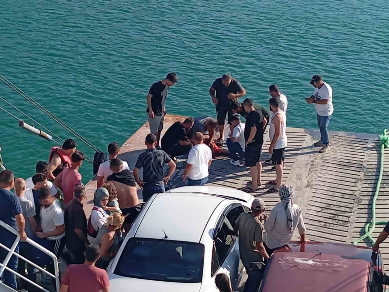 Feribottan atlayan şahsı vatandaşlar kurtardı
