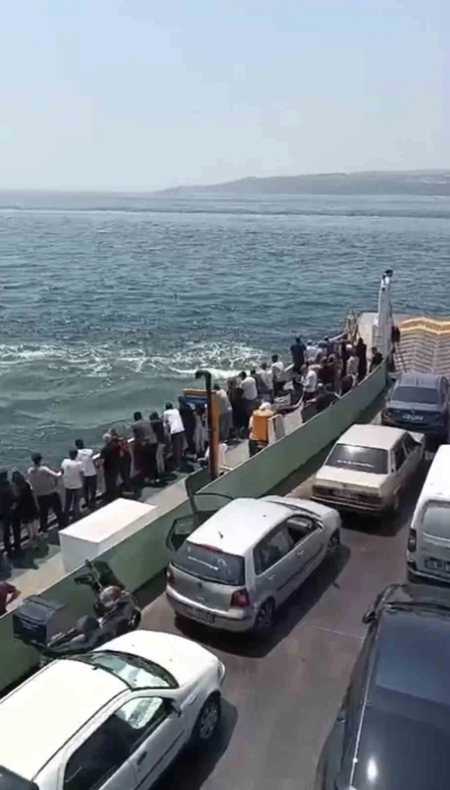 Feribottan denize d&uuml;şen kişiye b&uuml;fe &ccedil;alışanından hayat kurtaran m&uuml;dahale
