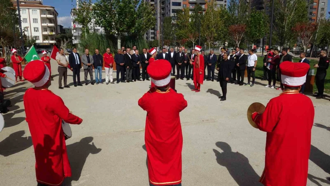 Festivalde kurulan sofradaki yemek ve tatlılar 10 dakikada tükendi