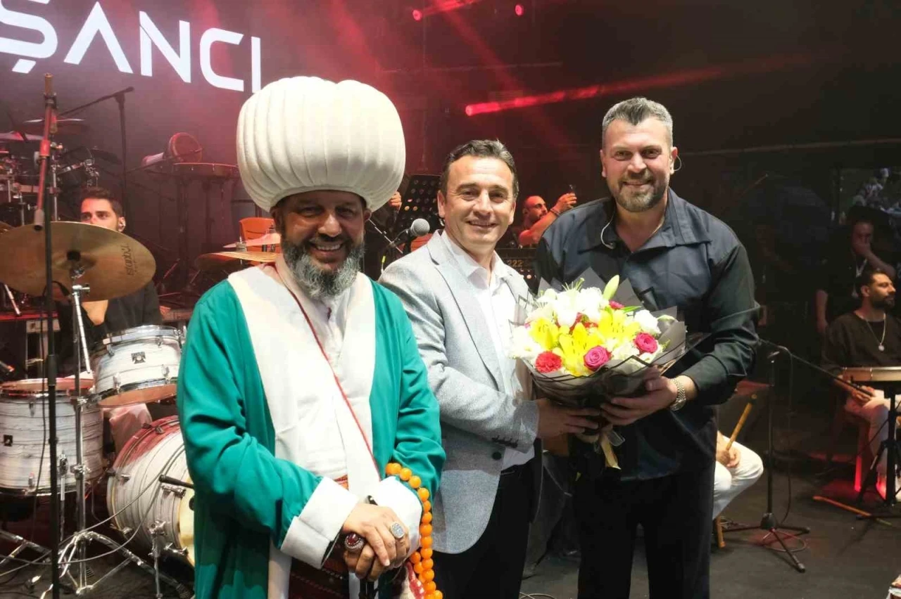Festivalde sahne alan sanat&ccedil;ılar hayran bıraktı

