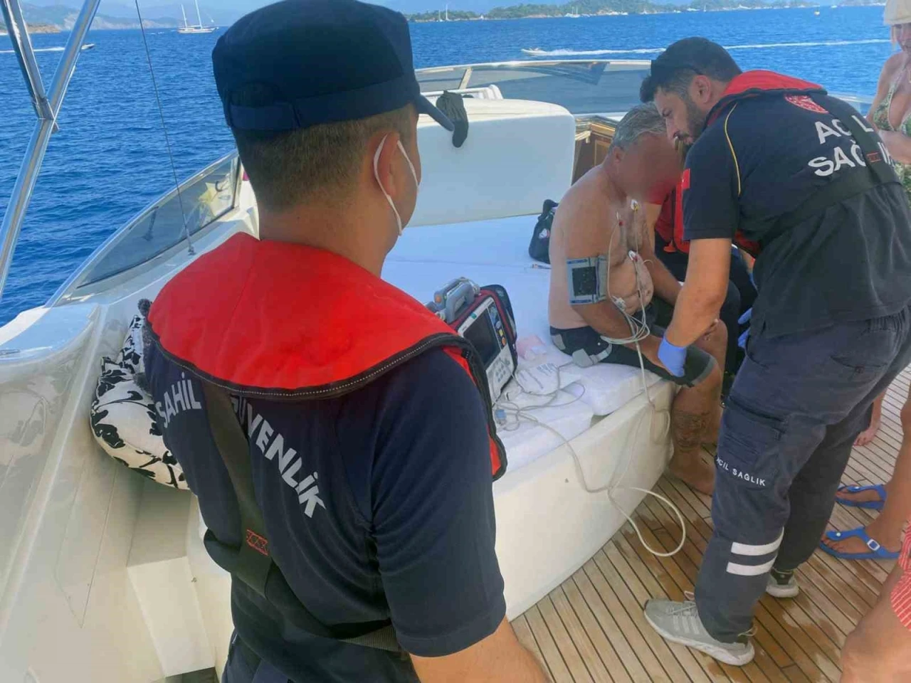 Fethiye’de 2 vatandaşa denizden tıbbi tahliye gerçekleştirildi
