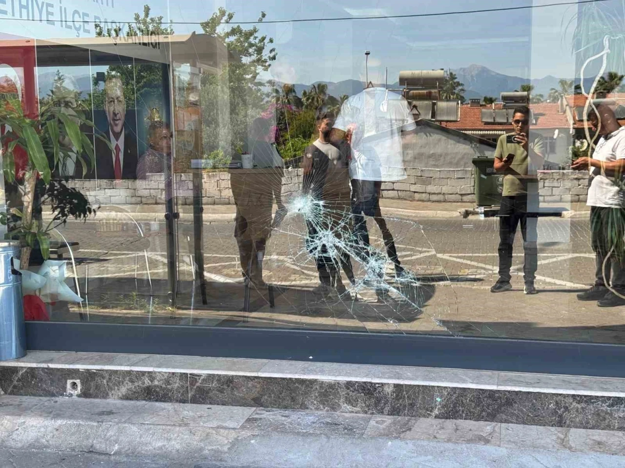 FETHİYE'DE AK PARTİ İLÇE BAŞKANLIĞI BİNASINA TAŞLI SALDIRI