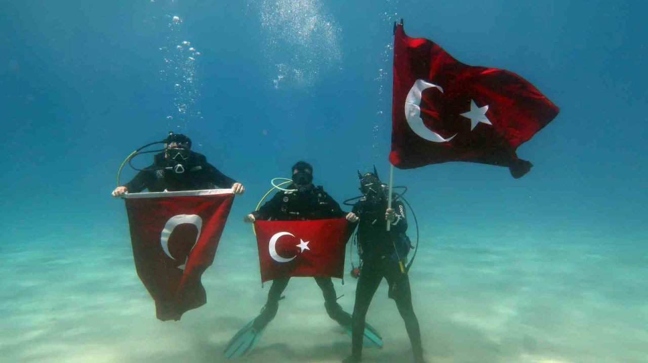 Fethiye’de dalgıçlar 19 Mayıs’ı deniz altında kutladı
