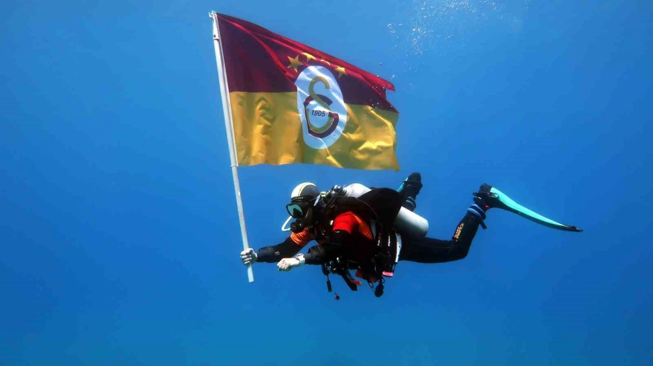 Fethiye’de dalgıçlardan deniz altında şampiyonluk kutlaması
