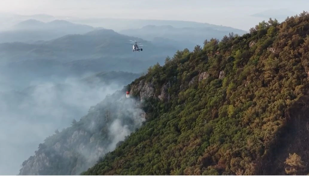 Fethiye&rsquo;de ekiplerin orman yangını ile ilgili m&uuml;cadelesi s&uuml;r&uuml;yor
