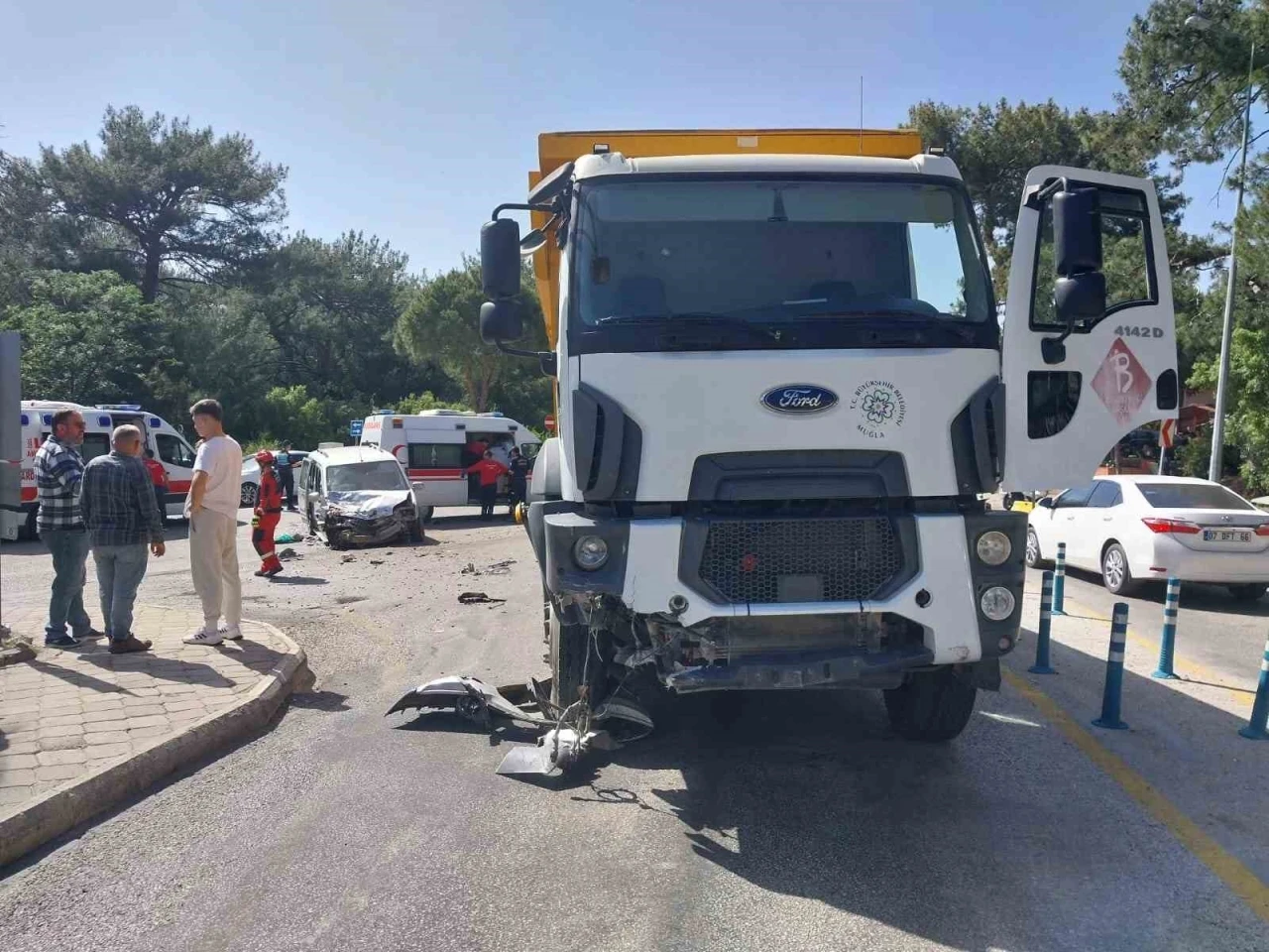 Fethiye’de kamyonet ile kamyon çarpıştı; 2 yaralı
