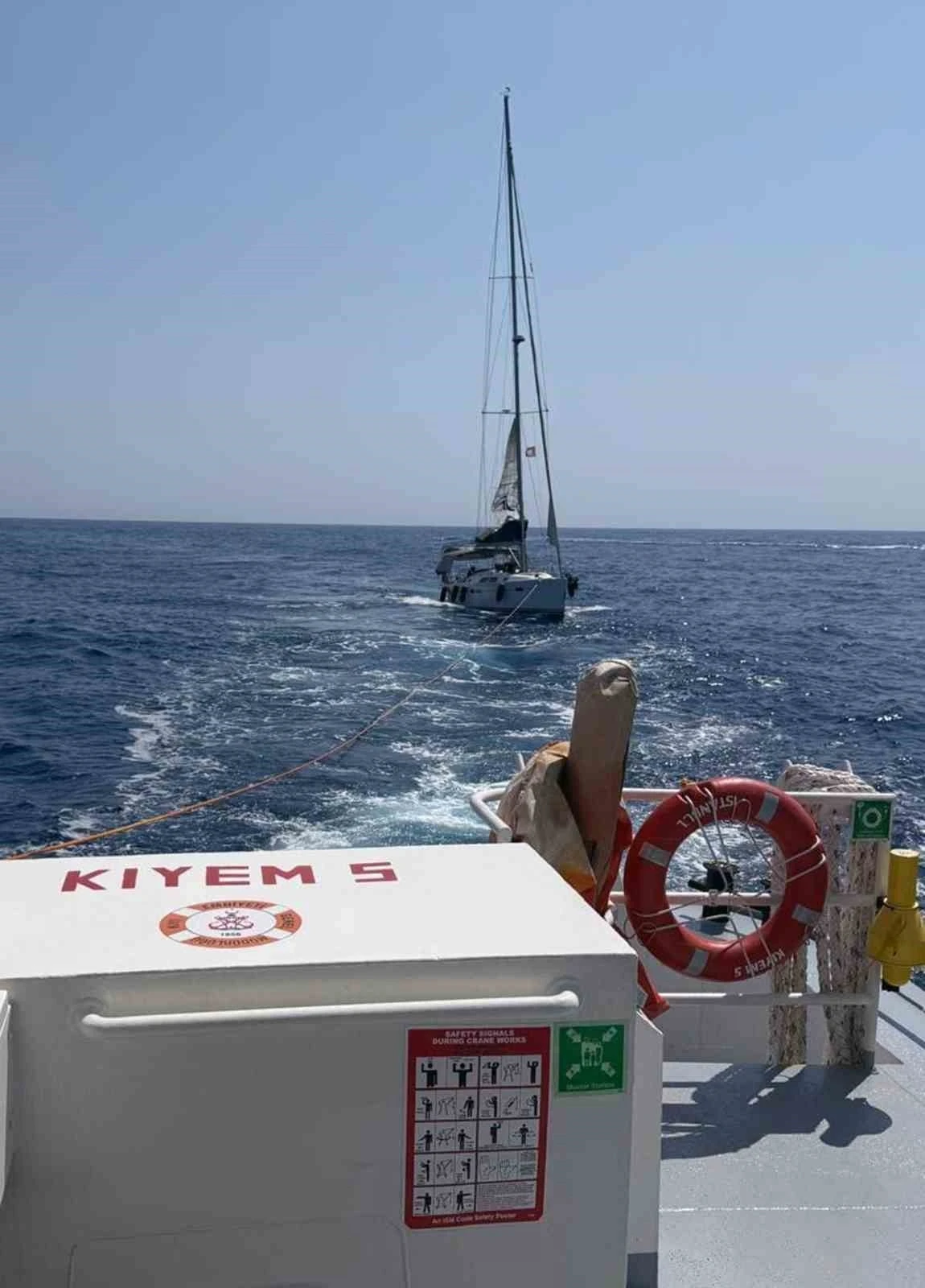 Fethiye’de makine arızası nedeniyle sürüklenen tekne kurtarıldı
