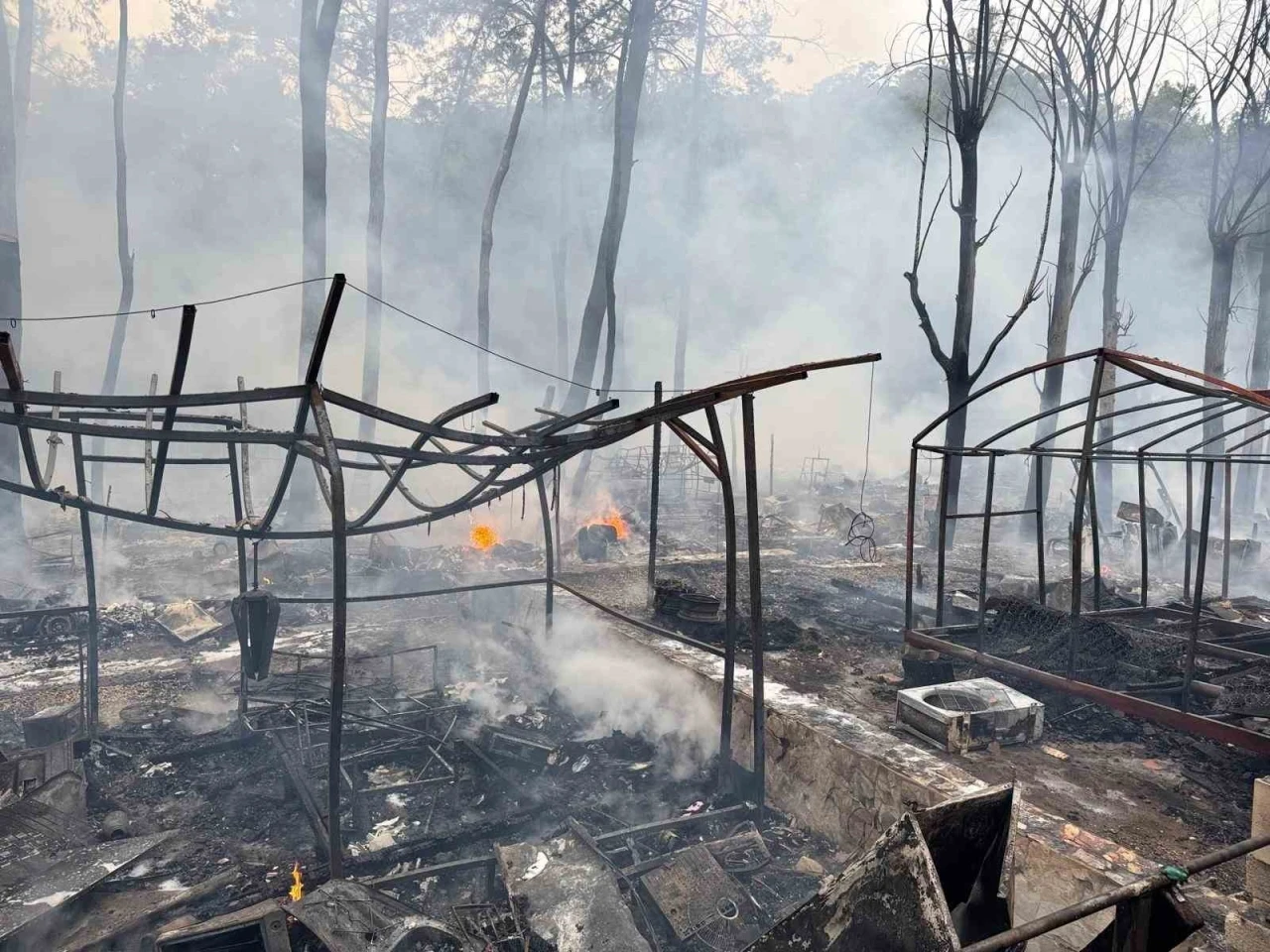 Fethiye’de onlarca karavan ve bungalov küle döndü
