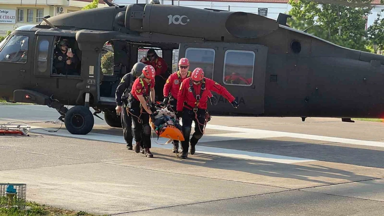 Fethiye’de paraşütle kayalıklara düşen turist askeri helikopterle kurtarıldı
