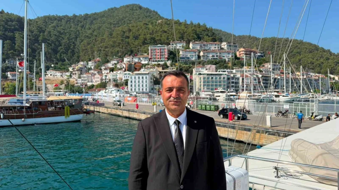 Fethiye&rsquo;de şehit denizciler anısına denize &ccedil;elenk bırakıldı
