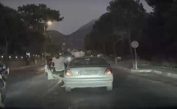 Fethiye’de trafikteki gerginlik araç kamerasına yansıdı
