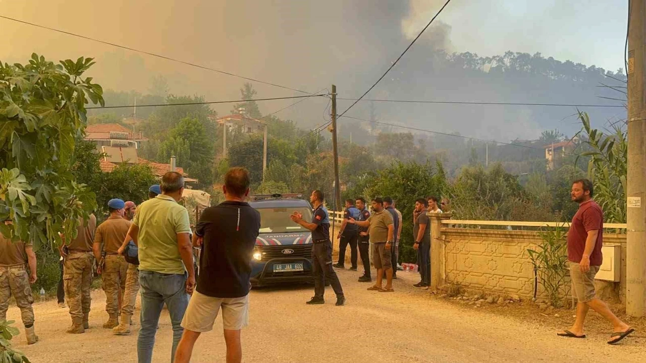 Fethiye&rsquo;deki yangın 4 saattir s&uuml;r&uuml;yor: "Bir mahalle tedbir ama&ccedil;lı tahliye ediliyor"
